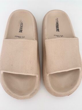 CUSHIONAIRE Feather Cloud Slides Sz 7